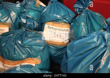 Ilsenburg, Allemagne. 02nd mars 2022. Des sacs de provisions de secours s'accumulent dans le Harzland Hall d'Ilsenburg. Une grande vague de volonté d'aide est venue à la ville d'Isenburg après qu'elle ait appelé à une campagne de dons pour sa ville jumelle ukrainienne Kremenez. Jeudi, trois véhicules avec les produits de secours donnés doivent maintenant être livrés en Pologne où les produits donnés seront emmenés dans les régions frontalières de l'Ukraine. Credit: Matthias Bein/dpa-Zentralbild/ZB/dpa/Alay Live News Banque D'Images