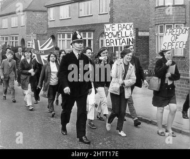 Les gens de la région soutiennent leur député Enoch Powell une semaine après son infâme discours de Rivers of Blood en 1968 Banque D'Images