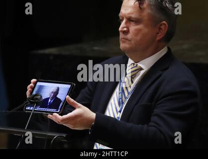 New York, États-Unis. 02nd mars 2022. Ukraine l'Ambassadeur auprès de l'Organisation des Nations Unies Sergiy Kylytsya joue une vidéo alors que la onzième session extraordinaire d'urgence sur l'Ukraine le conflit de la Russie se poursuit dans la salle de l'Assemblée générale au Siège de l'Organisation des Nations Unies à New York le mercredi 2 mars 2022. Les forces russes poursuivent leur tentative de traversée de l'Ukraine depuis plusieurs directions. Photo de John Angelillo/UPI crédit: UPI/Alay Live News Banque D'Images