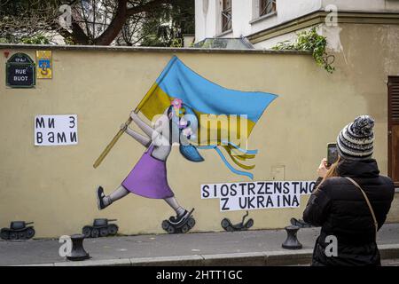 France. Paris (75) 'pour mes amis ukrainiens', est le titre choisi par l'artiste de rue Seth pour l'œuvre qu'il a créée sur la rue Buot, dans le 13th arrondissement Banque D'Images