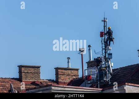 Wien, Vienne: Installation d'une antenne de téléphone mobile 5G sur le toit d'un immeuble résidentiel en 20. Brigittenau, Vienne, Autriche Banque D'Images