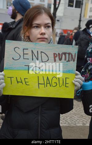 Manifestation à Berlin, en Allemagne, contre Poutine et l invasion de l Ukraine par la Russie - le 27 février 2022. Banque D'Images