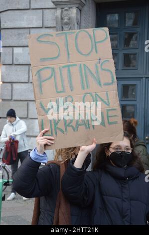 Manifestation à Berlin, en Allemagne, contre Poutine et l invasion de l Ukraine par la Russie - le 27 février 2022. Banque D'Images