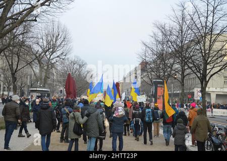 Manifestation à Berlin, en Allemagne, contre Poutine et l invasion de l Ukraine par la Russie - le 27 février 2022. Banque D'Images