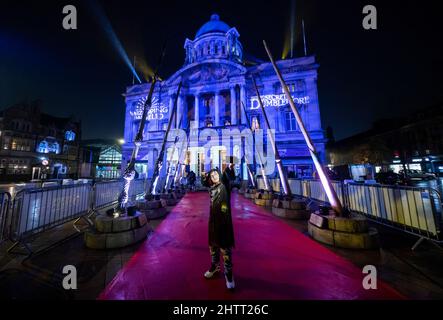 Brandon Inglis, habillé comme Harry Potter, prend un selfie, avec l'installation de Wizarding World Wand à Hull avant qu'il ne visite le Royaume-Uni, en vue de la sortie de fantastiques bêtes: Les secrets de Dumbledore. Date de la photo: Mercredi 2 mars 2022. Banque D'Images