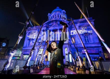 Brandon Inglis, habillé comme Harry Potter, prend un selfie, avec l'installation de Wizarding World Wand à Hull avant qu'il ne visite le Royaume-Uni, en vue de la sortie de fantastiques bêtes: Les secrets de Dumbledore. Date de la photo: Mercredi 2 mars 2022. Banque D'Images