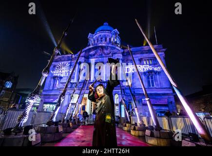 Brandon Inglis, habillé comme Harry Potter, prend un selfie, avec l'installation de Wizarding World Wand à Hull avant qu'il ne visite le Royaume-Uni, en vue de la sortie de fantastiques bêtes: Les secrets de Dumbledore. Date de la photo: Mercredi 2 mars 2022. Banque D'Images