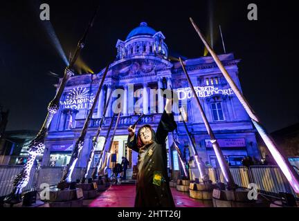 Brandon Inglis, habillé comme Harry Potter, prend un selfie, avec l'installation de Wizarding World Wand à Hull avant qu'il ne visite le Royaume-Uni, en vue de la sortie de fantastiques bêtes: Les secrets de Dumbledore. Date de la photo: Mercredi 2 mars 2022. Banque D'Images