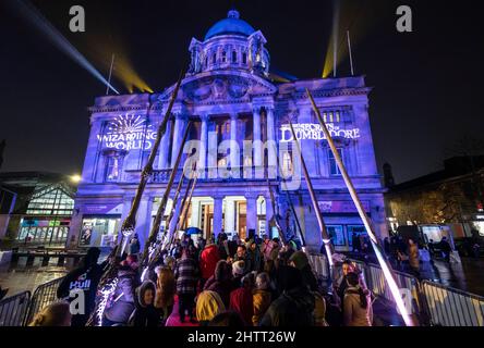 Les membres de la vue publique le thème Harry Potter Wizarding World Wand installation à Hull avant qu'il visite le Royaume-Uni, en amont de la sortie de fantastiques bêtes: Les secrets de Dumbledore. Date de la photo: Mercredi 2 mars 2022. Banque D'Images