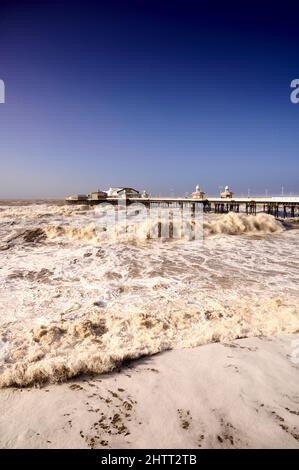 Mer instable à marée haute, North Pier, Blackpool Banque D'Images