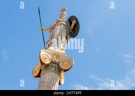 Athènes, Grèce. Statue en colonne de la déesse Athéna, une des déités olympiques de la religion grecque classique, dans l'Académie moderne d'Athènes Banque D'Images