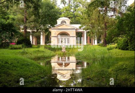 Saint-Pétersbourg, Russie - juillet 2016 : Pavillon Aviary et statue de Vénus dans le parc Pavlovsk. Paysage d'été Banque D'Images