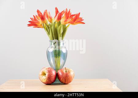 Photos de fleurs artificielles dans un vase. Installation studio à la maison. Banque D'Images