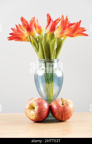 Photos de fleurs artificielles dans un vase. Installation studio à la maison. Banque D'Images