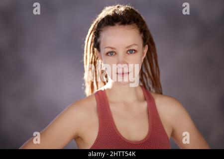 Portrait d'une jeune femme de 28 ans avec des tresses africaines d'une serrure. Banque D'Images