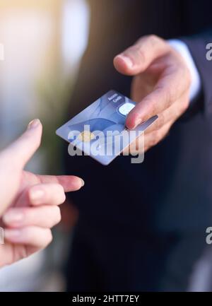 Paiement par carte. Photo rognée d'un homme d'affaires tenant une carte de crédit comme paiement. Banque D'Images