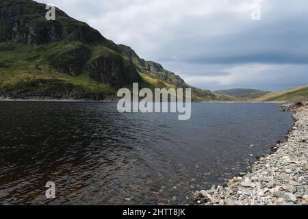 Une vue sur Lochan na Lairige avec les crêtes de montagne ci-dessus, dans la chaîne de montagnes de Breadalbane à Glen Lyon près de Ben Lawers, Écosse, United Kin Banque D'Images