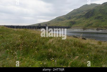 Une vue vers les tours de valve du barrage à Lochan na Lairige avec les crêtes de montagne au-dessus, dans la chaîne de montagnes de Breadalbane à Glen Lyon nea Banque D'Images