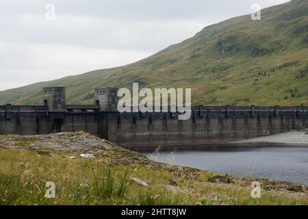 Une vue vers les tours de valve du barrage à Lochan na Lairige avec les crêtes de montagne au-dessus, dans la chaîne de montagnes de Breadalbane à Glen Lyon nea Banque D'Images