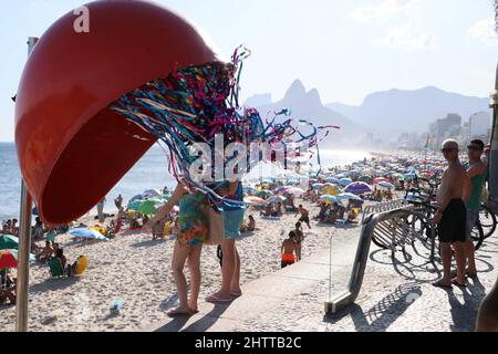 Rio de Janeiro, Rio de Janeiro, Brésil. 2nd mars 2022. (INT) mouvement des baigneurs sur la plage d'Arpoador, à Rio de Janeiro. 2 mars 2022, Rio de Janeiro, Brésil. Lors d'une journée de chaleur intense, les baigneurs crossent la plage d'Arpoador, dans le sud de Rio de Janeiro, le mercredi (2) (Credit image: © Jose Lucena/TheNEWS2 via ZUMA Press Wire) Banque D'Images