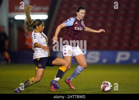 Gabrielle George d'Everton (à gauche) et Emily Gielnik d'Aston Villa se battent pour le ballon pendant la Barclays FA Women's Super League au Banks's Stadium, Walsall. Date de la photo: Mercredi 2 mars 2022. Banque D'Images