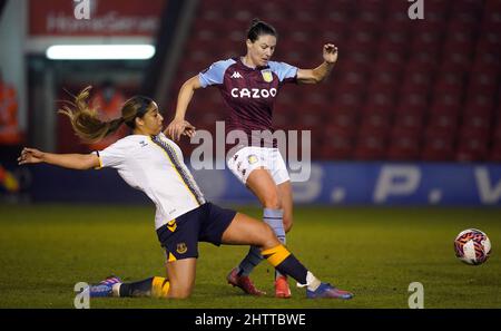 Gabrielle George d'Everton (à gauche) et Emily Gielnik d'Aston Villa se battent pour le ballon pendant la Barclays FA Women's Super League au Banks's Stadium, Walsall. Date de la photo: Mercredi 2 mars 2022. Banque D'Images