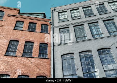 Les bâtiments d'usine victoriens avec leurs grandes fenêtres à cadre métallique ont maintenant été réadaptés aux entreprises créatives, comme à Deritend, Birmingham, Royaume-Uni. Banque D'Images