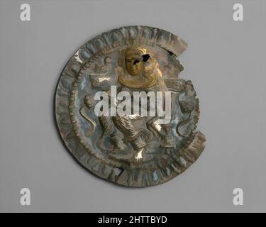 Art inspiré par Rondel avec la déesse Hariti, ca. 1st siècle, Pakistan (ancienne région de Gandhara), argent avec feuille d'or, Diam. 3 1/2 po (8,9 cm), Metalwork, la déesse Hariti est montrée allaitant un enfant et assis sur un trône flanqué de lotuses et surmontée par les oies de la mode, les œuvres classiques modernisées par Artotop avec un peu de modernité. Formes, couleur et valeur, impact visuel accrocheur sur l'art émotions par la liberté d'œuvres d'art d'une manière contemporaine. Un message intemporel qui cherche une nouvelle direction créative. Artistes qui se tournent vers le support numérique et créent le NFT Artotop Banque D'Images