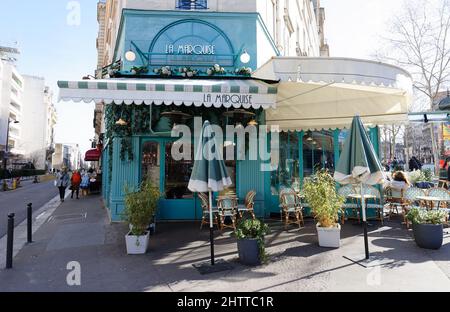 Paris, France-19 février 2022 : le restaurant traditionnel français la Marquise est situé sur le boulevard Montparnasse, dans le quartier de Paris en 15th. Banque D'Images