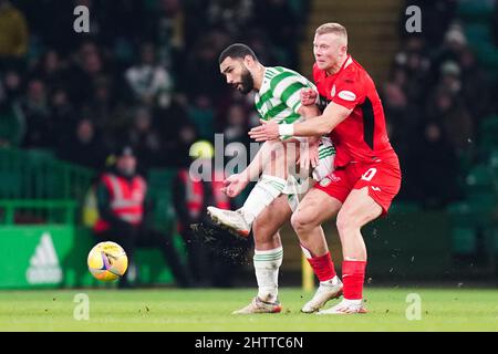 Cameron carter-Vickers (à gauche) et Curtis main de St Mirren se battent pour le ballon lors du match cinch Premiership au Celtic Park, Glasgow. Date de la photo: Mercredi 2 mars 2022. Banque D'Images