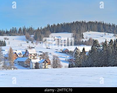 un village highlander en hiver, un panorama avec une vue sur la neige Banque D'Images