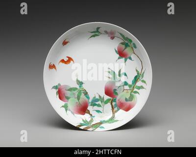Art inspiré par un plat aux pêches et aux bates, dynastie Qing (1644–1911), période Yongzheng (1723–35), 18th siècle, Chine, Porcelaine avec émail, H. 1 1/2 po. (3,8 cm) ; diamètre 8 1/8 po (20,7 cm) ; diam. Du pied 5 1/4 po (20,6 cm), céramique, ce plat a un motif de huit, oeuvres classiques modernisées par Artotop avec une touche de modernité. Formes, couleur et valeur, impact visuel accrocheur sur l'art émotions par la liberté d'œuvres d'art d'une manière contemporaine. Un message intemporel qui cherche une nouvelle direction créative. Artistes qui se tournent vers le support numérique et créent le NFT Artotop Banque D'Images