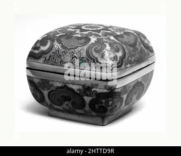 Art inspiré par Covered Box, Qing Dynasty (1644–1911), fin 17th–début 18th siècle, Chine, émail cloisonné, H. 1 3/4 po. (4,4 cm) ; avec 2 1/8 po (5,4 cm), cloisonné, oeuvres classiques modernisées par Artotop avec une touche de modernité. Formes, couleur et valeur, impact visuel accrocheur sur l'art émotions par la liberté d'œuvres d'art d'une manière contemporaine. Un message intemporel qui cherche une nouvelle direction créative. Artistes qui se tournent vers le support numérique et créent le NFT Artotop Banque D'Images