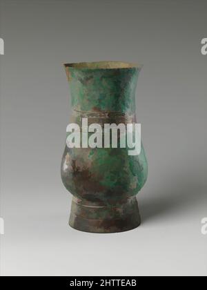 Art inspiré par 青銅觶, Ritual Wine Cup (Zhi), Western Zhou Dynasty (1046–771 av. J.-C.), fin 11th siècle av. J.-C., Chine, Bronze, H. 5 3/4 po. (14,6 cm) ; diamètre 3 1/8 po (7,9 cm) ; diamètre de la jante : 2 3/4 po (7 cm) ; diamètre du pied : 2 5/8 po (6,7 cm) ; poids 1,5 lb (0,7 kg), Metalwork, cette œuvre classique élaborée modernisée par Artotop avec une touche de modernité. Formes, couleur et valeur, impact visuel accrocheur sur l'art émotions par la liberté d'œuvres d'art d'une manière contemporaine. Un message intemporel qui cherche une nouvelle direction créative. Artistes qui se tournent vers le support numérique et créent le NFT Artotop Banque D'Images