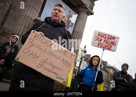 Édimbourg, Écosse, Royaume-Uni, 2nd mars 2022. Rassemblement pro-ukrainien, alors que l'Ukraine est envahie par la Russie sur les ordres du président Vladimir Poutine, à Édimbourg, Écosse, 2 mars 2022. Photo: Jeremy Sutton-Hibbert/Alamy Live News. Banque D'Images