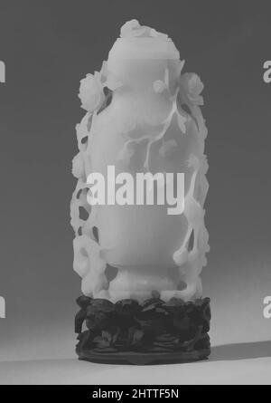 Art inspiré par vase, 19th siècle, Chine, Jade, GR. H. 11 3/8 po (28,9 cm) ; GR. W. 4 9/16 po (11,6 cm), Jade, oeuvres classiques modernisées par Artotop avec une touche de modernité. Formes, couleur et valeur, impact visuel accrocheur sur l'art émotions par la liberté d'œuvres d'art d'une manière contemporaine. Un message intemporel qui cherche une nouvelle direction créative. Artistes qui se tournent vers le support numérique et créent le NFT Artotop Banque D'Images