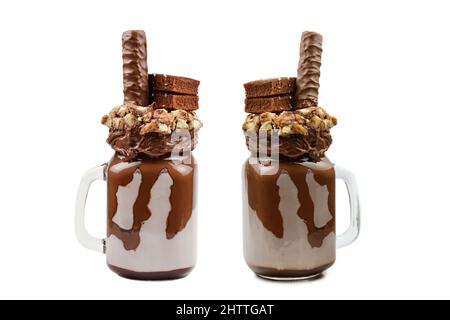 Milk-Shake extrême au chocolat avec gâteau au brownie, pâte au chocolat et bonbons.Tendance à la fréakshake.Copier l'espace Banque D'Images