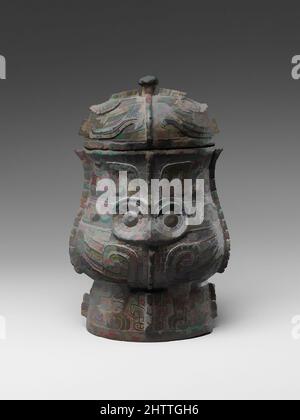 Art inspiré par 商 青銅觶, Wine Cup (Zhi), Shang Dynasty (ca. 1600–1046 C.-B.), 13th Century C.-B., Chine, Bronze, H. 7 po. (17,8 cm) ; avec 4 1/4 po (10,8 cm) ; D. 3 3/4 po (9,5 cm), Metalwork, le décor principal de ce bateau est un hibou debout. Des chouettes décorent également le couvercle, des œuvres classiques modernisées par Artotop avec une touche de modernité. Formes, couleur et valeur, impact visuel accrocheur sur l'art émotions par la liberté d'œuvres d'art d'une manière contemporaine. Un message intemporel qui cherche une nouvelle direction créative. Artistes qui se tournent vers le support numérique et créent le NFT Artotop Banque D'Images