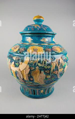 Art inspiré par le pot couvert, dynastie Ming (1368–1644), environ la première moitié du 16th siècle, Chine, porcelaine avec sculptée, percée, et décoration de relief, Dans le biscuit et sous les glaçures de couleur, H. 18 5/16 po. (46,5 cm) ; diamètre 15 po (38,1 cm), céramique, oeuvres classiques modernisées par Artotop avec une touche de modernité. Formes, couleur et valeur, impact visuel accrocheur sur l'art émotions par la liberté d'œuvres d'art d'une manière contemporaine. Un message intemporel qui cherche une nouvelle direction créative. Artistes qui se tournent vers le support numérique et créent le NFT Artotop Banque D'Images