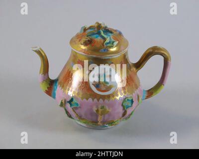 Art inspiré par Teapot, dynastie Qing (1644–1911), fin 18th–première moitié du 19th siècle, Chine, porcelaine avec décoration de relief, peint en émail émaillé polychrome, H. (avec couvercle) 4 1/2 po. (11,4 cm) ; avec 6 po (15,2 cm), céramique, oeuvres classiques modernisées par Artotop avec une touche de modernité. Formes, couleur et valeur, impact visuel accrocheur sur l'art émotions par la liberté d'œuvres d'art d'une manière contemporaine. Un message intemporel qui cherche une nouvelle direction créative. Artistes qui se tournent vers le support numérique et créent le NFT Artotop Banque D'Images