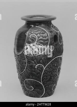 Art inspiré par vase pour un pilier, période Edo (1615–1868), 1820, Japon, Faience avec décoration en émail à faible relief sur surface non émaillée, craquelé (Kyoto ware, style Hozan), H. 6 1/4 po. (15,9 cm), céramique, Rakutozan (japonais, oeuvres classiques modernisées par Artotop avec une touche de modernité. Formes, couleur et valeur, impact visuel accrocheur sur l'art émotions par la liberté d'œuvres d'art d'une manière contemporaine. Un message intemporel qui cherche une nouvelle direction créative. Artistes qui se tournent vers le support numérique et créent le NFT Artotop Banque D'Images