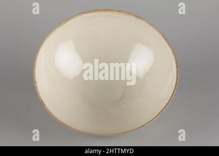 Art inspiré par Bowl, Song Dynasty (960–1279), Chine, Porceleous ware, H. 3 1/4 po. (8,3 cm) ; diamètre 8 1/4 po (21 cm), céramique, oeuvres classiques modernisées par Artotop avec une touche de modernité. Formes, couleur et valeur, impact visuel accrocheur sur l'art émotions par la liberté d'œuvres d'art d'une manière contemporaine. Un message intemporel qui cherche une nouvelle direction créative. Artistes qui se tournent vers le support numérique et créent le NFT Artotop Banque D'Images