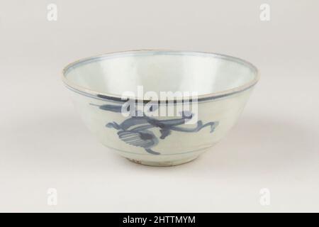 Art inspiré par Bowl, Ming Dynasty (1368–1644), Wanli Period (1573–1620), Chine, porcelaine, H. 2 3/8 po (6 cm) ; diamètre 5 1/4 po (13,3 cm), céramique, oeuvres classiques modernisées par Artotop avec une touche de modernité. Formes, couleur et valeur, impact visuel accrocheur sur l'art émotions par la liberté d'œuvres d'art d'une manière contemporaine. Un message intemporel qui cherche une nouvelle direction créative. Artistes qui se tournent vers le support numérique et créent le NFT Artotop Banque D'Images