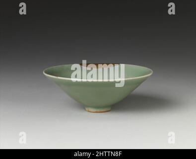 Art inspiré par Bowl, Song Dynasty (960–1279), Chine, poterie (Longquan ware), H. 1 7/8 po. (4,8 cm) ; diamètre 5 po (12,7 cm), céramique, oeuvres classiques modernisées par Artotop avec une touche de modernité. Formes, couleur et valeur, impact visuel accrocheur sur l'art émotions par la liberté d'œuvres d'art d'une manière contemporaine. Un message intemporel qui cherche une nouvelle direction créative. Artistes qui se tournent vers le support numérique et créent le NFT Artotop Banque D'Images