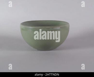 Art inspiré par Bowl, Ming Dynasty (1368–1644), Chine, poterie (Longquan ware), H. 4 1/4 po. (10,8 cm) ; O., 8 1/8 po. (20,6 cm), céramique, oeuvres classiques modernisées par Artotop avec une touche de modernité. Formes, couleur et valeur, impact visuel accrocheur sur l'art émotions par la liberté d'œuvres d'art d'une manière contemporaine. Un message intemporel qui cherche une nouvelle direction créative. Artistes qui se tournent vers le support numérique et créent le NFT Artotop Banque D'Images