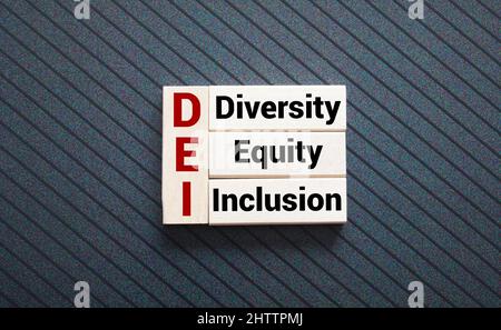 DEI, diversité, équité, symbole d'inclusion. Blocs en bois avec des mots DEI, diversité, équité, inclusion sur fond blanc magnifique. Business, DEI, div Banque D'Images