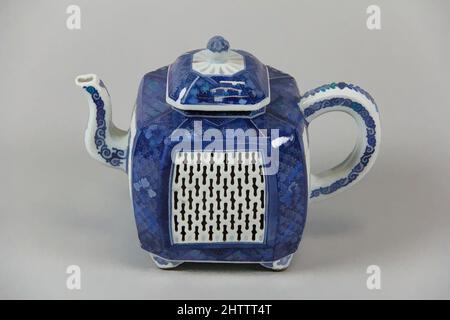 Art inspiré par Teapot, dynastie Qing (1644–1911), 18th siècle, Chine, porcelaine avec décoration ajourée, peint en bleu sous-glaçure, H. 5 1/4 po. (13,3 cm) ; avec 7 po (17,8 cm), céramique, oeuvres classiques modernisées par Artotop avec une touche de modernité. Formes, couleur et valeur, impact visuel accrocheur sur l'art émotions par la liberté d'œuvres d'art d'une manière contemporaine. Un message intemporel qui cherche une nouvelle direction créative. Artistes qui se tournent vers le support numérique et créent le NFT Artotop Banque D'Images