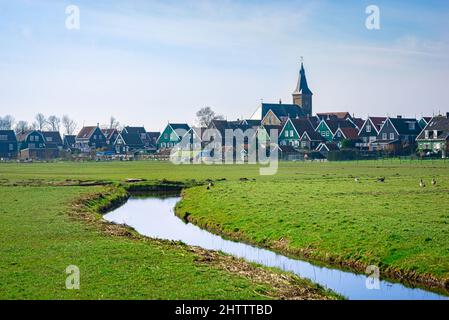 Vue panoramique sur le village de Marken, situé sur une péninsule au nord d'Amsterdam, aux pays-Bas. Banque D'Images