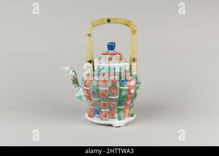 Art inspiré par Teapot, dynastie Qing (1644–1911), Chine, porcelaine, H. 7 po. (17,8 cm), céramique, oeuvres classiques modernisées par Artotop avec une touche de modernité. Formes, couleur et valeur, impact visuel accrocheur sur l'art émotions par la liberté d'œuvres d'art d'une manière contemporaine. Un message intemporel qui cherche une nouvelle direction créative. Artistes qui se tournent vers le support numérique et créent le NFT Artotop Banque D'Images