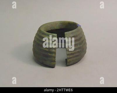 Art inspiré par Hollow Bangle, période tardive, 300 B.C.–A.D. 400, Thaïlande ou Vietnam, Bronze, H. 2 1/4 po. (5,7 cm) ; avec 3 7/8 po (9,8 cm), bijoux, oeuvres classiques modernisées par Artotop avec une touche de modernité. Formes, couleur et valeur, impact visuel accrocheur sur l'art émotions par la liberté d'œuvres d'art d'une manière contemporaine. Un message intemporel qui cherche une nouvelle direction créative. Artistes qui se tournent vers le support numérique et créent le NFT Artotop Banque D'Images